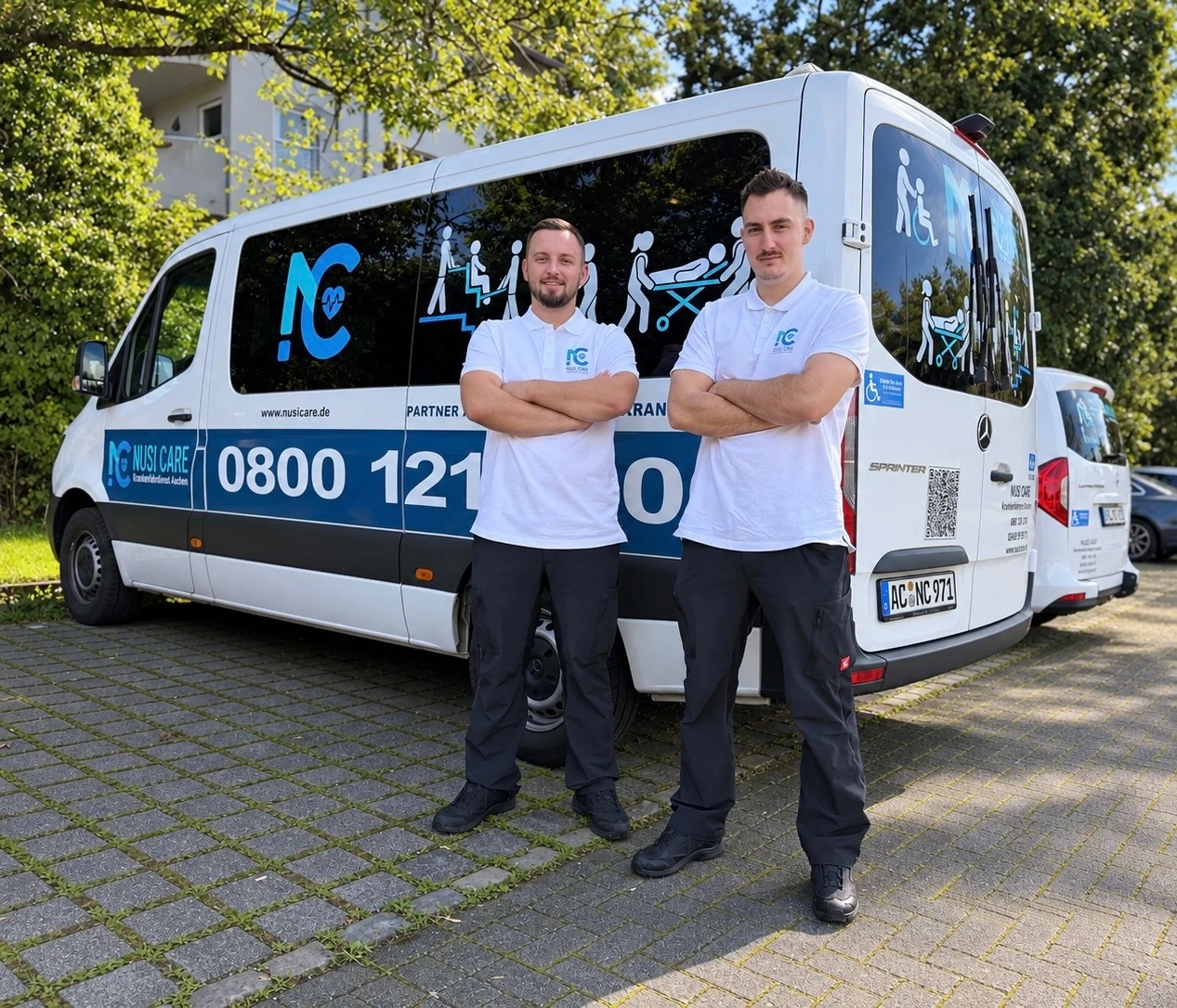 Zwei Mitarbeiter von Nusi Care vor dem beschrifteten Mercedes-Benz Sprinter